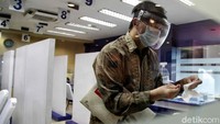 Beberapa pengunjung pun ada yang mengenakan face shield.