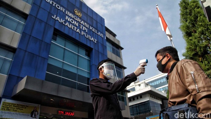 Begini Pelayanan New Normal di Kantor Imigrasi Jakpus Saat memasuki tahap new normal, pihak Imigrasi Jakarta Pusat melakukan sejumlah protokol kesehatan untuk memutus mata rantai penyebaran virus Corona.