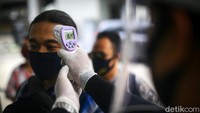 Semua peserta yang datang ke kantor cabang BPJAMSOSTEK selalu diukur suhu tubuhnya.