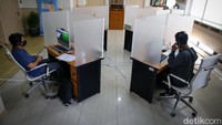 Selain layanan klaim JHT, pengajuan klaim jaminan lainnya juga diberlakukan dengan metode Lapak Asik. Formulir yang diisi peserta dan petugas perusahaan atau ahli waris dan dokumen lengkap diletakkan ke dalam dropbox di Kantor Cabang BPJAMSOSTEK.