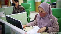 Satu operator Satu operator BPJS Ktenegakerjaan bisa melayani 3-6 orang sekaligus. bisa melayani 3-6 orang sekaligus. 