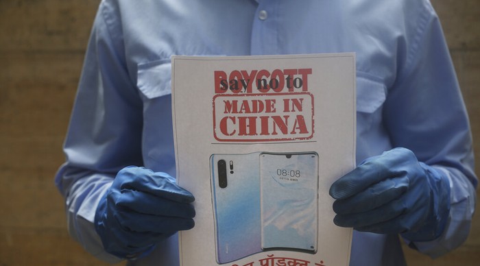 Pertikaian antara militer India dan China berbuntut kepada aksi warga India membakar produk China. Barang-barang dari China pun diboikot oleh warga.