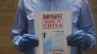 Buntut dari pertikaian militer India-China itu juga berujung pada aksi boikot produk-produk dari Negeri Tirai Bambu. Sejumlah poster berisi seruan untuk memboikot produk dari China terlihat dibawa oleh salah seorang demonstran yang menggelar aksi protes di depan gedung pemerintahan China di kawasan Mumbai, India, pada Rabu (17/6/2020). AP Photo/Rafiq Maqbool.