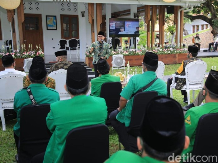 Bupati Banyuwangi Abdullah Azwar Anas menyebut perlunya ulur tangan semua pihak dalam menangani wabah Corona. Tak terkecuali GP Ansor Banyuwangi.