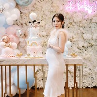 Dilansir dari Malay Mail, pesta babyshower Chryseis Tan dimeriahkan dengan dekorasi bernuansa pastel, penuh balon helium, serta backdrop berselimut bunga. Tidak ketinggalan kue tiga tingkat yang unik. Foto: Instagram/@chrystan_x