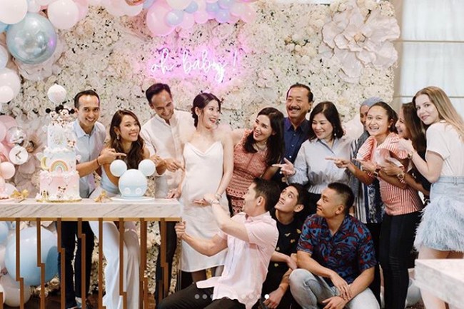 Chryseis Tan sendiri putri dari salah satu orang terkaya di Malaysia, Vincent Tan. Sang ayah memiliki perusahaan yang bergerak di berbagai bidang dan menjadi pemilik dari tiga klub sepakbola dunia, salah satunya Los Angeles Football. Menurut Forbes, kekayaan Tan Sri mencapai US$ 750 juta atau sekitar Rp 10 T. Saat ini, ia menduduki urutan ke-23 orang terkaya di Malaysia. Foto: Instagram @ chrystan_x