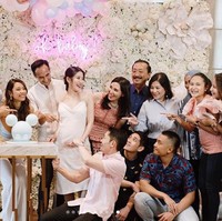 Chryseis Tan sendiri putri dari salah satu orang terkaya di Malaysia, Vincent Tan. Sang ayah memiliki perusahaan yang bergerak di berbagai bidang dan menjadi pemilik dari tiga klub sepakbola dunia, salah satunya Los Angeles Football. Menurut Forbes, kekayaan Tan Sri mencapai US$ 750 juta atau sekitar Rp 10 T. Saat ini, ia menduduki urutan ke-23 orang terkaya di Malaysia. Foto: Instagram @ chrystan_x