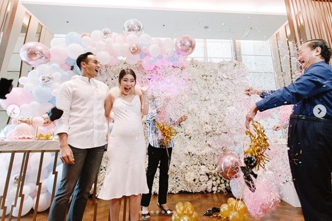 Chryseis Tan yang menjabat sebagai CEO Berjaya Times Square menggelar baby shower di Ritz-Carlton Residences Kuala Lumpur. Momen kemeriahan pesta tersebut sempat dibagikan Chryseis kepada 429 ribu pengikutnya di Instagram. Foto: Instagram @ chrystan_x
