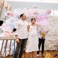 Chryseis Tan yang menjabat sebagai CEO Berjaya Times Square menggelar baby shower di Ritz-Carlton Residences Kuala Lumpur. Momen kemeriahan pesta tersebut sempat dibagikan Chryseis kepada 429 ribu pengikutnya di Instagram. Foto: Instagram @ chrystan_x