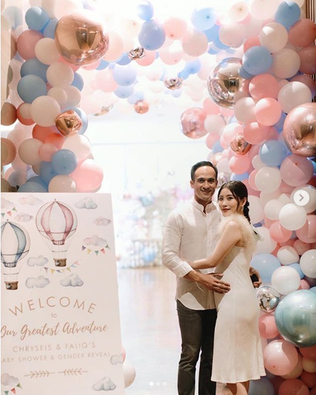 Chryseis Tan pertamakali mengungkap kehamilannya pada Maret 2020. Chryseis hamil anak pertama setelah dinikahi Faliq Nasimuddin, anak keempat dari konglomerat Malaysia yang mendirikan Naza Group, Allahyarham Tan Sri Nasimuddin Amin. Perusahaan ayah Faliq, menaungi franchise Ferrari, Maserati, Kia Motor, Ducati, dan sejumlah brand otomatif lainnya di Malaysia. Foto: Instagram @ chrystan_x