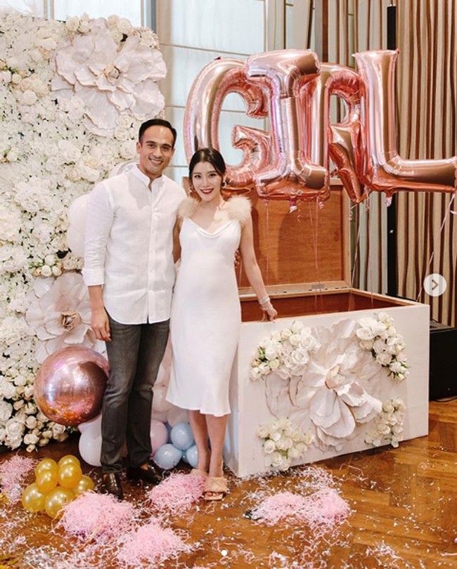 Mayoritas suara memilih laki-laki, tapi ternyata mereka sedang menantikan bayi perempuan. Yes, its baby Chrys! To the 98 per cent of my family and friends who guessed it was a baby boy, sorry to disappoint you all but mummy and daddy cant wait to meet our baby girl, tulis perempuan 30 tahun itu di Instagram. Foto: Instagram @ chrystan_x