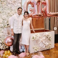 Mayoritas suara memilih laki-laki, tapi ternyata mereka sedang menantikan bayi perempuan. Yes, its baby Chrys! To the 98 per cent of my family and friends who guessed it was a baby boy, sorry to disappoint you all but mummy and daddy cant wait to meet our baby girl, tulis perempuan 30 tahun itu di Instagram. Foto: Instagram @ chrystan_x