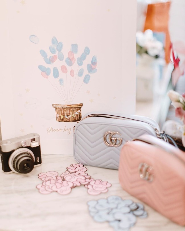 Salah satu agenda utama acara tersebut adalah pengumuman jenis kelamin anak Chryseis Tan. Tamu yang terdiri dari keluarga dan kawan dekat diminta untuk menebak jenis kelamin bayi tersebut dengan menaruh kertas suara mereka di salah satu dari dua tas Gucci.  Tas berwarna biru lembut untuk bayi laki-laki, sementara versi pink buat mereka yang menebak jenis kelaminnya perempuan. Di situs Gucci , tas dari seri GG Marmont small shoulder bag tersebut dijual seharga US$ 1.290 atau sekitar Rp 18 juta. Foto: Instagram/@chrystan_x