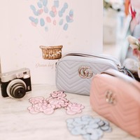 Salah satu agenda utama acara tersebut adalah pengumuman jenis kelamin anak Chryseis Tan. Tamu yang terdiri dari keluarga dan kawan dekat diminta untuk menebak jenis kelamin bayi tersebut dengan menaruh kertas suara mereka di salah satu dari dua tas Gucci.  Tas berwarna biru lembut untuk bayi laki-laki, sementara versi pink buat mereka yang menebak jenis kelaminnya perempuan. Di situs Gucci , tas dari seri GG Marmont small shoulder bag tersebut dijual seharga US$ 1.290 atau sekitar Rp 18 juta. Foto: Instagram/@chrystan_x