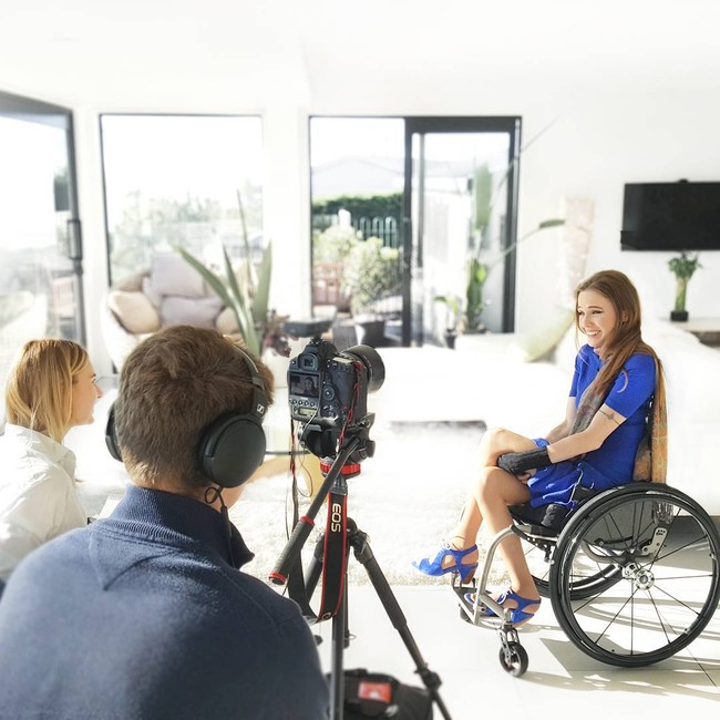 Aku merasa jadi orang yang lebih baik setelah kecelakaan ini. Aku tidak bilang itu mudah tapi itu memberi manfaat dan pembelajaran, aku sadar betapa banyak pekerjaan yang dibutuhkan (untuk mengubah) persepsi lingkungan pada mereka yang punya disabilitas, kata Claire.  Foto: Instagram @claire.freeman.nz