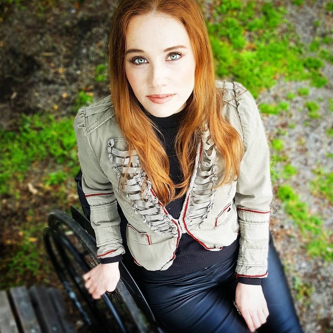 Claire Freeman pernah depresi hingga hampir bunuh diri karena kecelakaan yang membuat kakinya lumpuh. Claire harus hidup dengan kursi roda padahal ia bercita-cita menjadi seorang model. Bagaimana akhirnya impian tersebut bisa terwujud? Foto: Instagram @claire.freeman.nz