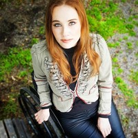 Claire Freeman pernah depresi hingga hampir bunuh diri karena kecelakaan yang membuat kakinya lumpuh. Claire harus hidup dengan kursi roda padahal ia bercita-cita menjadi seorang model. Bagaimana akhirnya impian tersebut bisa terwujud? Foto: Instagram @claire.freeman.nz