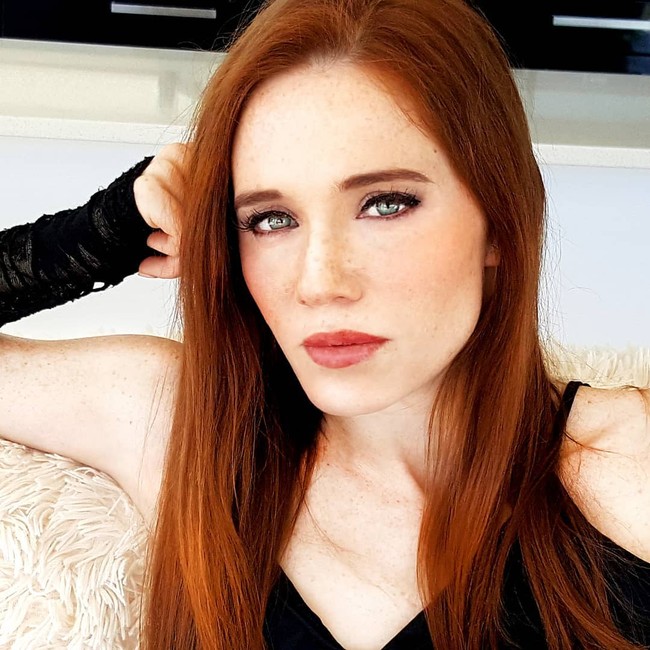 Meski akhirnya Claire bisa pulih dengan memakai kursi roda, ia sempat dibilang hanya punya 1% kesempatan untuk bertahan hidup. Ia pun mengaku jika hidup setelah kecelakaan itu sulit apalagi ketika kuliah. Foto: Instagram @claire.freeman.nz