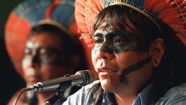 This 1989 file photo shows Paulinho Paiakan, 37, chief of the Brazilian Caiapo Indian tribe, during a press conference in Rio de Janeiro. Paiakan was expected to be one of the main spokesmen for Brazil indegenous people at the Earth Summit. (Photo by ANTONIO SCORZA / AFP)