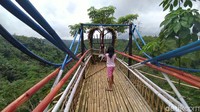 Di sini juga ada spot selfie berupa menara bambu setinggi sekitar 5 meter. Di ketinggian itu, wisatawan bisa menikmati pesona alam yang hijau menawan. (Dadang Hermansyah /detikcom)