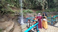 Pengunjung yang ingin berfoto dengan latar belakang air terjun juga bisa. (Dadang Hermansyah /detikcom)