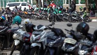 Namun, sayangnya aktivitas yang kembali bergeliat itu turut serta membawa kebiasaan parkir di pinggir jalan kembali dilakukan oleh sejumlah orang tak kecuali para driver ojol.