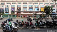 Aktivitas yang kembali bergeliat di Mal Mangga Dua membuat sejumlah ojol kembali wara-wiri untuk mengantarkan penumpang maupun mengambil orderan pesan antar.