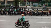 Tak hanya mengganggu kenyamanan pengguna jalan lainnya, kebiasaan parkir sembarangan tersebut juga dapat berbahaya tak hanya bagi para pengendara ojol tetapi juga bagi orang lain.