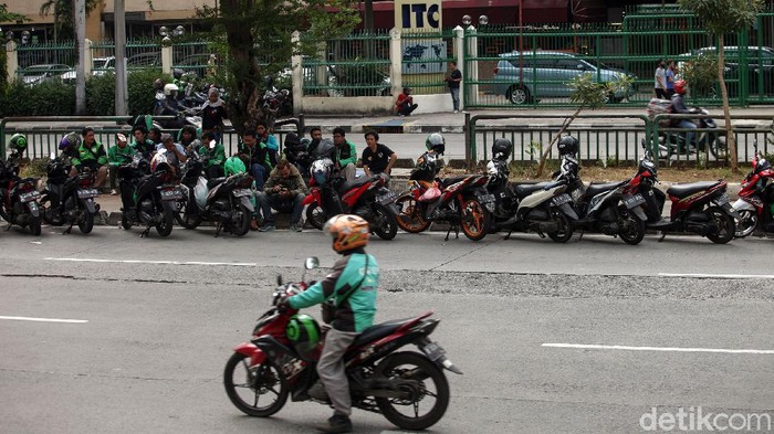 Jalan di area Mal Mangga Dua kembali ramai oleh motor driver ojol yang parkir di sana. Selain di pinggir jalan, tak sedikit ojol yang parkir di sisi kanan jalan