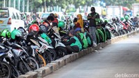 Sebagian besar motor yang terparkir di pinggir jalan Jalan Mangga Dua Raya itu diketahui merupakan milik para driver ojek online (ojol).