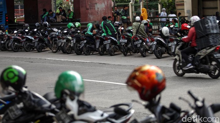 Jalan di area Mal Mangga Dua kembali ramai oleh motor driver ojol yang parkir di sana. Selain di pinggir jalan, tak sedikit ojol yang parkir di sisi kanan jalan