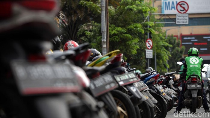 Jalan di area Mal Mangga Dua kembali ramai oleh motor driver ojol yang parkir di sana. Selain di pinggir jalan, tak sedikit ojol yang parkir di sisi kanan jalan