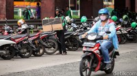 Tak sedikit driver ojol yang parkir di sana untuk menunggu orderan maupun mengambil pesanan dari mal tersebut.