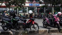 Tampak sejumlah motor terparkir persis di bawah tiang rambu lalu lintas dilarang berhenti atau stop yang berada di area sekitar Mal Mangga Dua.