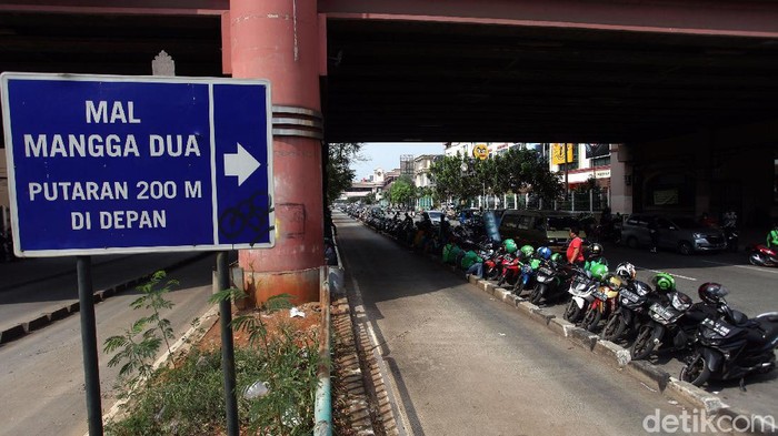 Jalan di area Mal Mangga Dua kembali ramai oleh motor driver ojol yang parkir di sana. Selain di pinggir jalan, tak sedikit ojol yang parkir di sisi kanan jalan