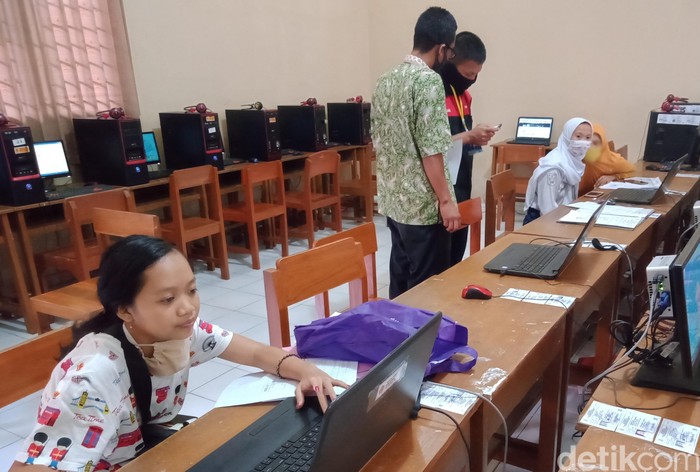 Ada calon siswa SMA/SMK di Kabupaten Klaten yang terkendala sinyal internet saat mendaftar Penerimaan Peserta Didik Baru (PPDB) Jateng 2020.