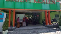 Saat dimintai konfirmasi, Kepala SMKN 3 Klaten, D Pramuaji mengatakan PPDB Jateng sebenarnya dilakukan daring. Di hari pertama, memang ada kendala jaringan karena padat pengguna. Dikatakan Pramuaji, bagi yang terkendala dan datang ke sekolah diterapkan protokol pencegahan virus Corona (COVID-19). Mulai datang diperiksa suhu, pakai masker, cuci tangan, diarahkan dan disediakan ruang tunggu bagi pengantar.