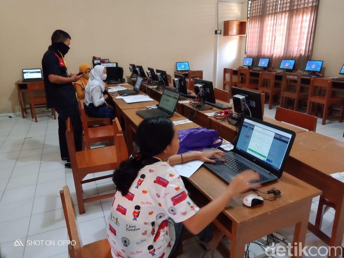 Ada calon siswa SMA/SMK di Kabupaten Klaten yang terkendala sinyal internet saat mendaftar Penerimaan Peserta Didik Baru (PPDB) Jateng 2020.