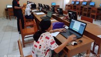 Ada calon siswa SMA/SMK di Kabupaten Klaten yang terkendala sinyal internet saat mendaftar Penerimaan Peserta Didik Baru (PPDB) Jateng 2020. Calon siswa pun terpaksa datang ke sekolah untuk melakukan proses pendaftaran.