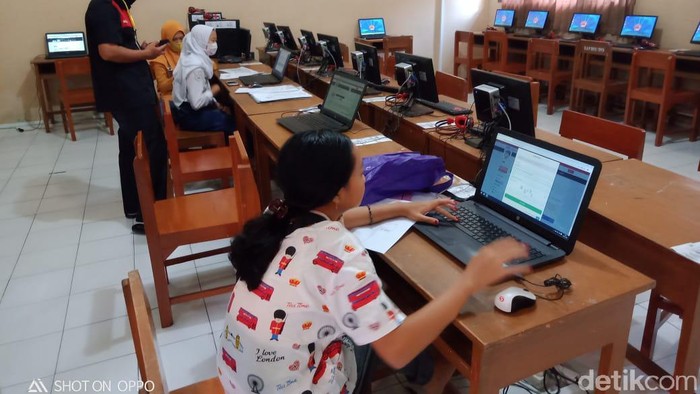 Ada calon siswa SMA/SMK di Kabupaten Klaten yang terkendala sinyal internet saat mendaftar Penerimaan Peserta Didik Baru (PPDB) Jateng 2020.