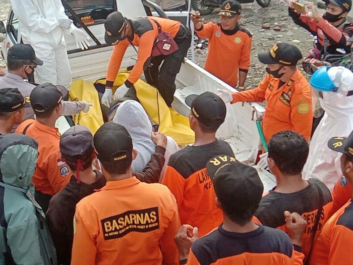 Evakuasi jenazah korban pemancing yang sempat hilang di Pantai Pasir, Kebumen, Kamis (18/6/2020).