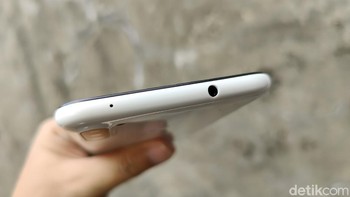 Ponsel ini masih memiliki port jack audio 3,5 mm. Foto: Adi Fida Rahman/detikINET