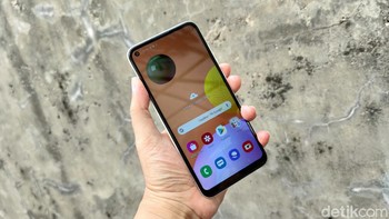 Untuk melengkapi semua spesifikasi tadi, Samsung memberikan fitur Dolby Atmos dan fingerprint. Tersedia pilihan warna hitam dan putih. Foto: Adi Fida Rahman/detikINET