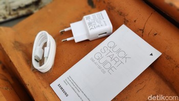 Dalam paket penjualannya diberikan buku petunjuk, charger dan kabel data USB Type C. Foto: Adi Fida Rahman/detikINET