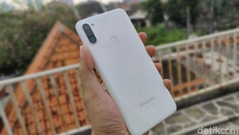 Tiga kamera berada di belakang yang ditemani sensor sidik jari. Foto: Adi Fida Rahman/detikINET