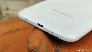 Baterai berkapasitas 4.000 mAh terpasang di dalamnya. Samsung melengkapinya dengan fitur fast charging 15W. Foto: Adi Fida Rahman/detikINET