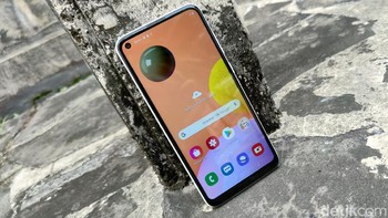 lGalaxy A11 mengusung ayar 6,4 inch beresolusi HD+. Mengadopsi Infinity-O Display, Samsung menempatkan punch hole di kiri atas. Foto: Adi Fida Rahman/detikINET