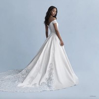 Ada pula gaun pengantin Belle dari Beauty and the Beast dengan rok bervolume dan lebar menyapu lantai untuk memberi kesan dramatis. Foto: Dok. Disney