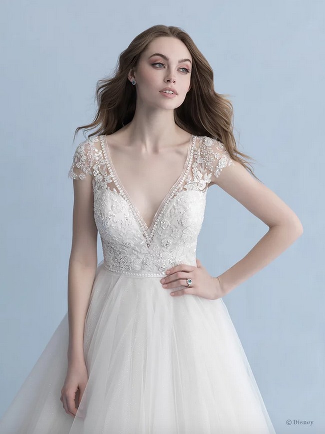 Gaun pengantin dari Disney ini dibanderol dengan harga USD 1200 - USD 10 ribu atau sekitar Rp 17 juta - Rp 14i jutaan. Foto: Dok. Disney