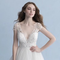 Gaun pengantin dari Disney ini dibanderol dengan harga USD 1200 - USD 10 ribu atau sekitar Rp 17 juta - Rp 14i jutaan. Foto: Dok. Disney